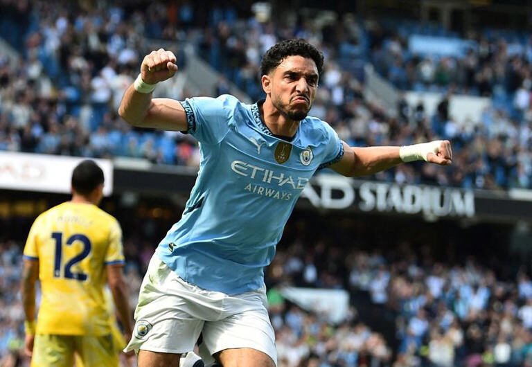 عمر مرموش يحتفل بتسجيل الهدف الثاني لمانشستر سيتي أمام كريستال بالاس في الدوري الإنجليزي الممتاز لكرة القدم يوم 12 أبريل نيسان 2025